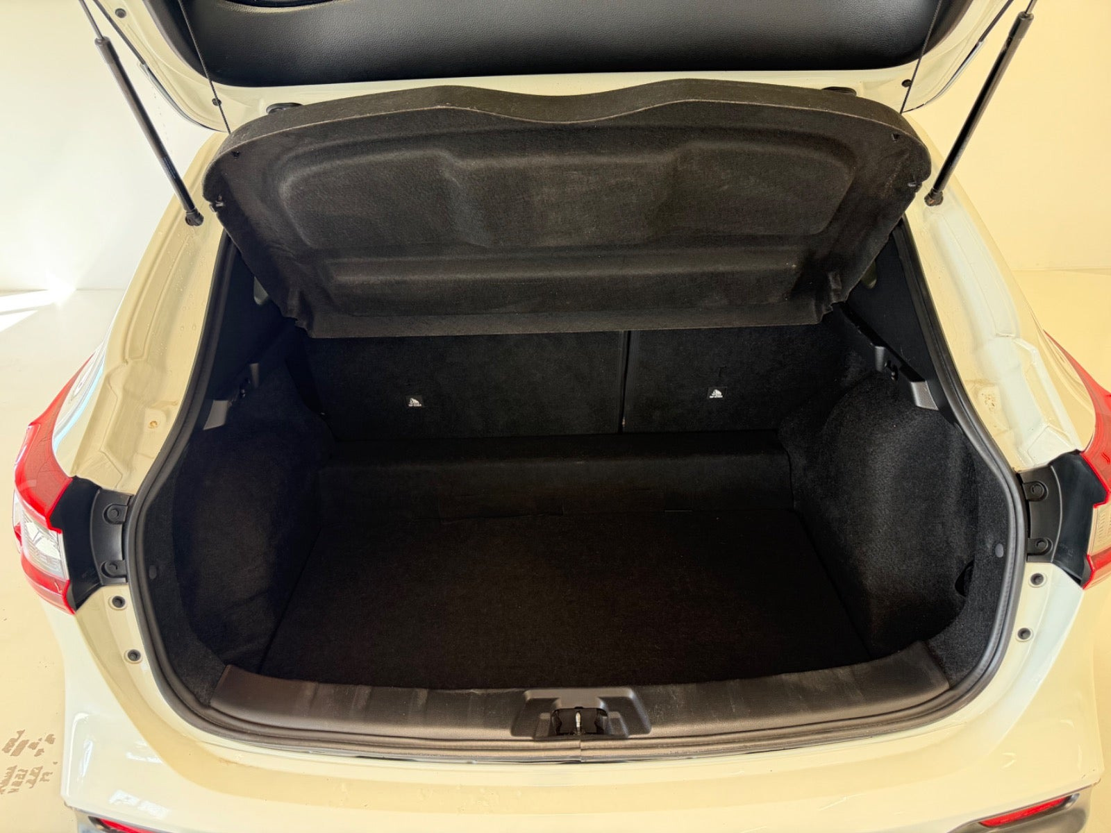 Hvid Nissan Qashqai fra 2020