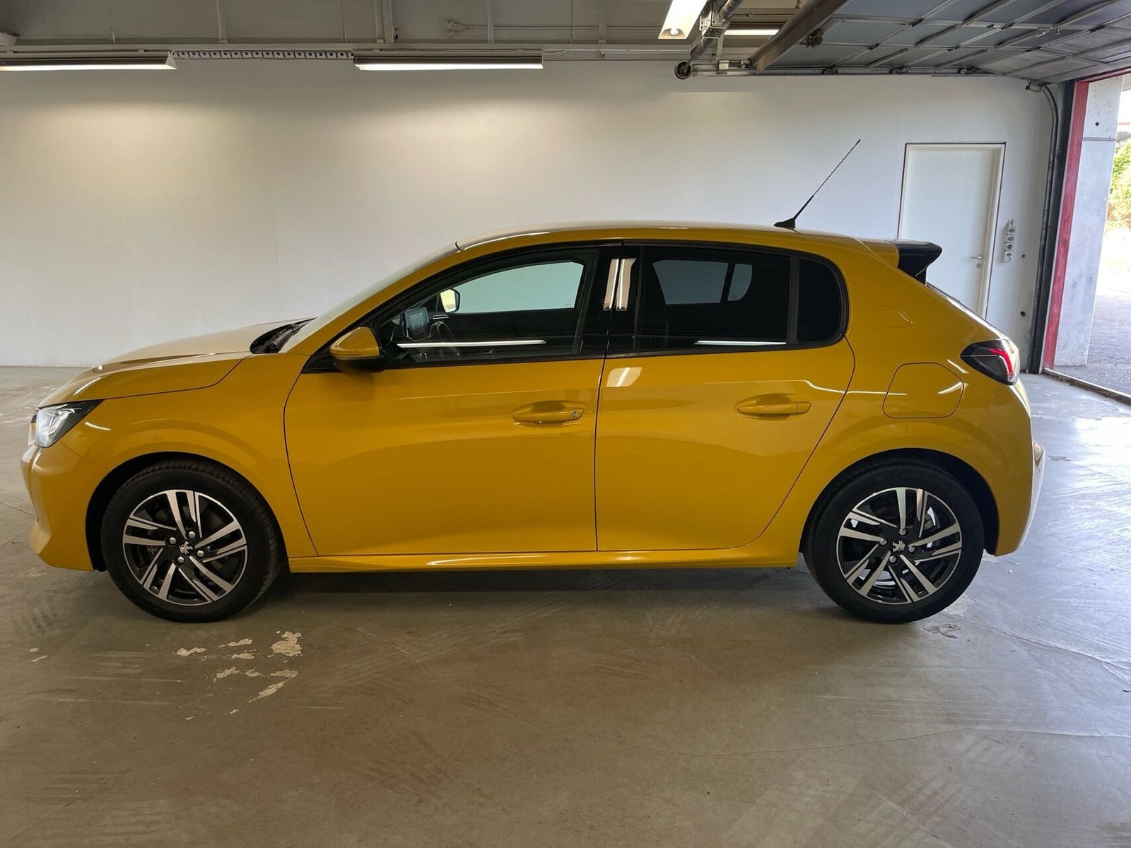 Gul Peugeot 208 fra 2020