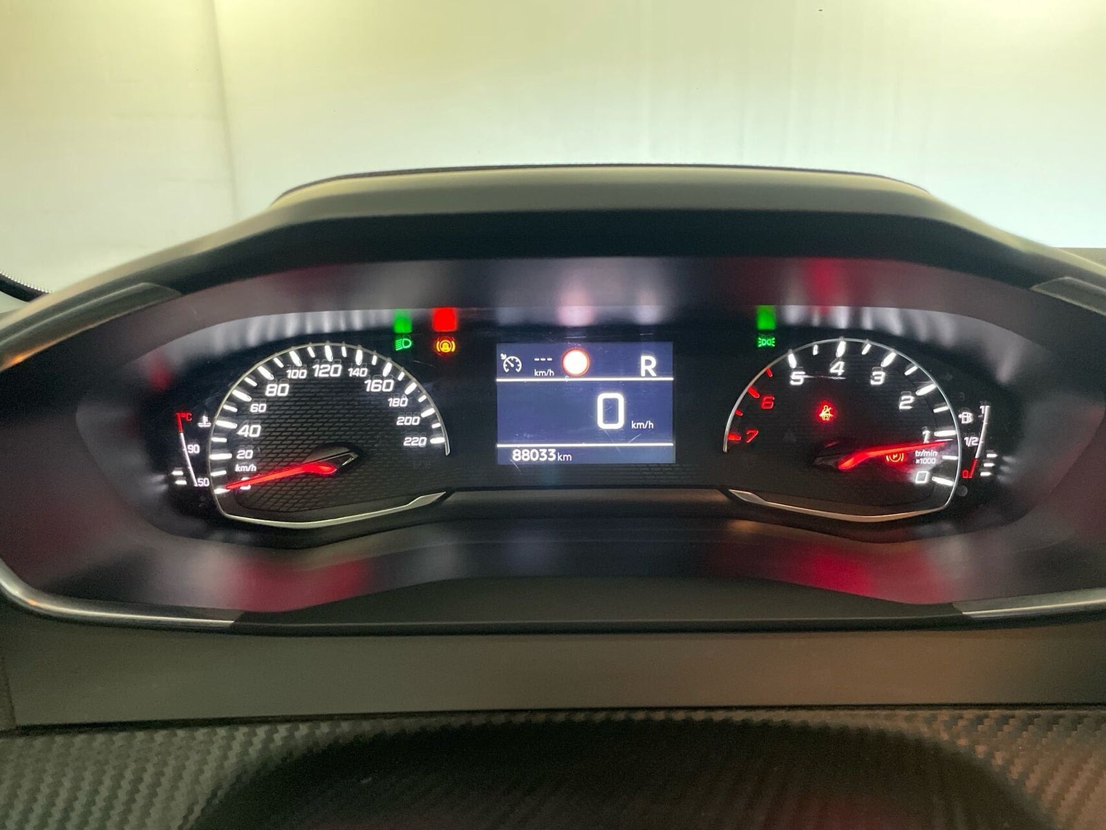 Gul Peugeot 208 fra 2020