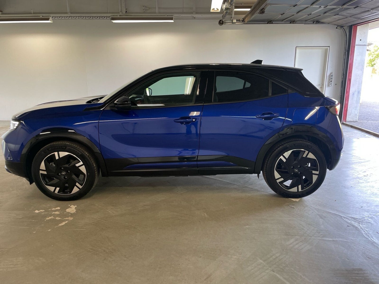 Blå Opel Mokka-e fra 2024