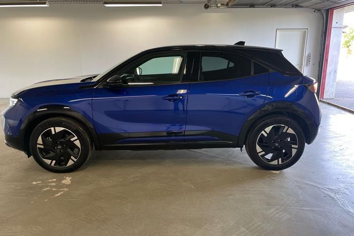 Blå Opel Mokka-e fra 2024