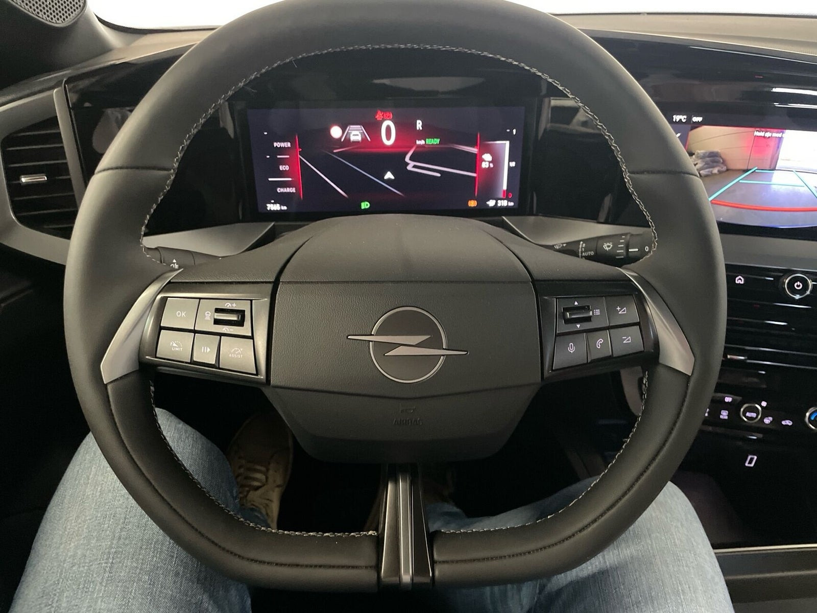 Blå Opel Mokka-e fra 2024