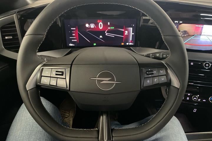 Blå Opel Mokka-e fra 2024