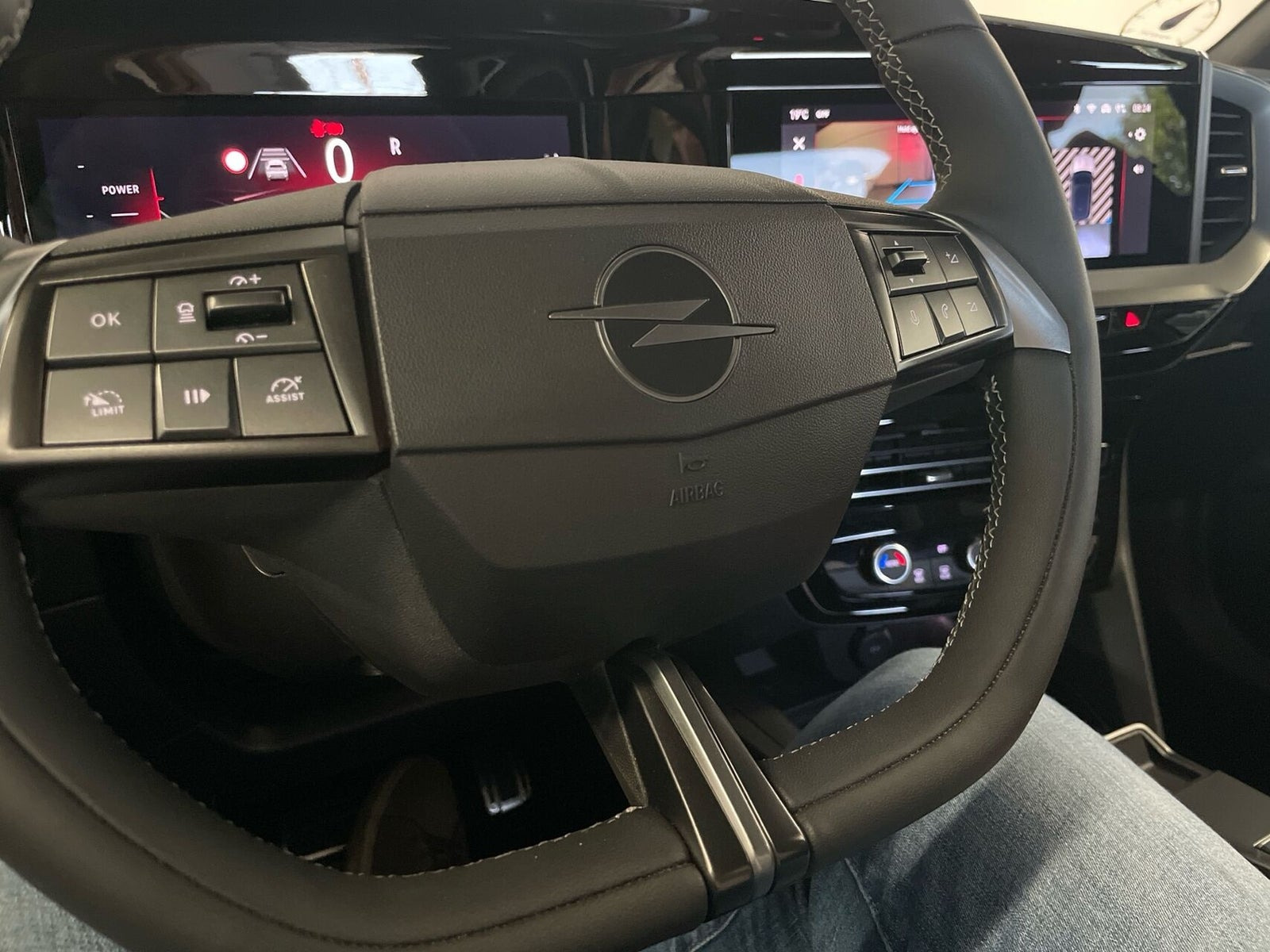 Blå Opel Mokka-e fra 2024