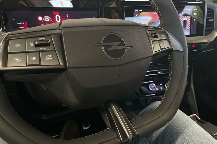 Blå Opel Mokka-e fra 2024