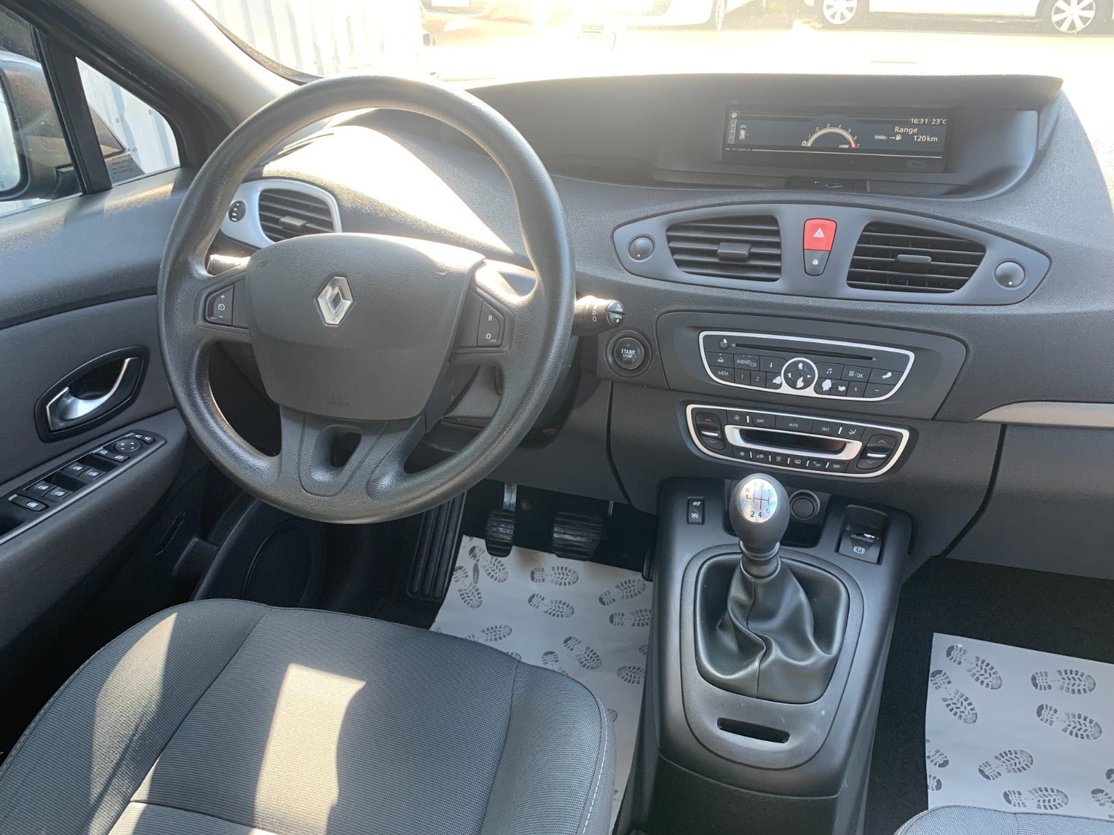 Grå Renault Scenic III fra 2010