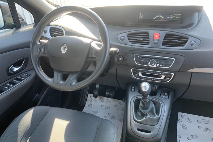Grå Renault Scenic III fra 2010