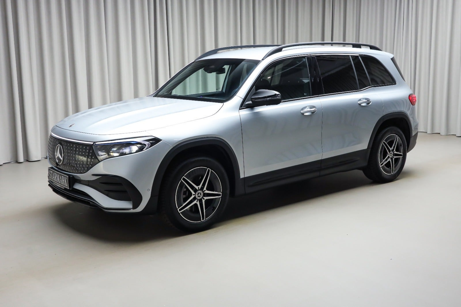 Sølv Mercedes EQB250+ fra 2026