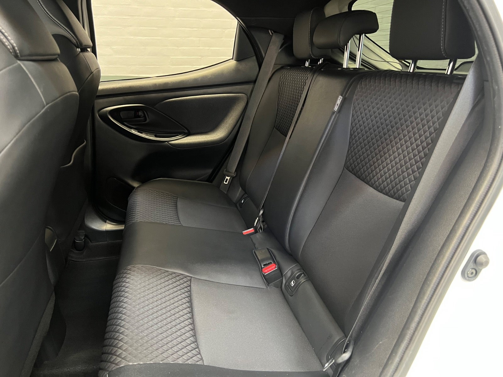 Hvid Toyota Yaris fra 2020