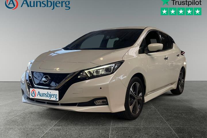 Hvid Nissan Leaf fra 2021 set udefra