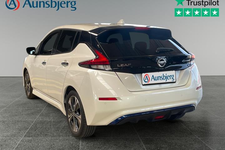 Hvid Nissan Leaf fra 2021