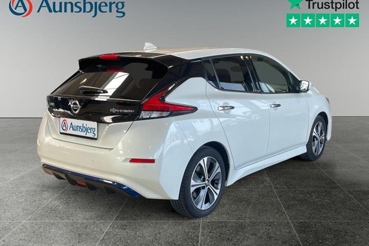 Hvid Nissan Leaf fra 2021