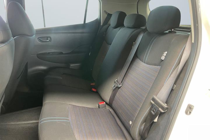 Hvid Nissan Leaf fra 2021