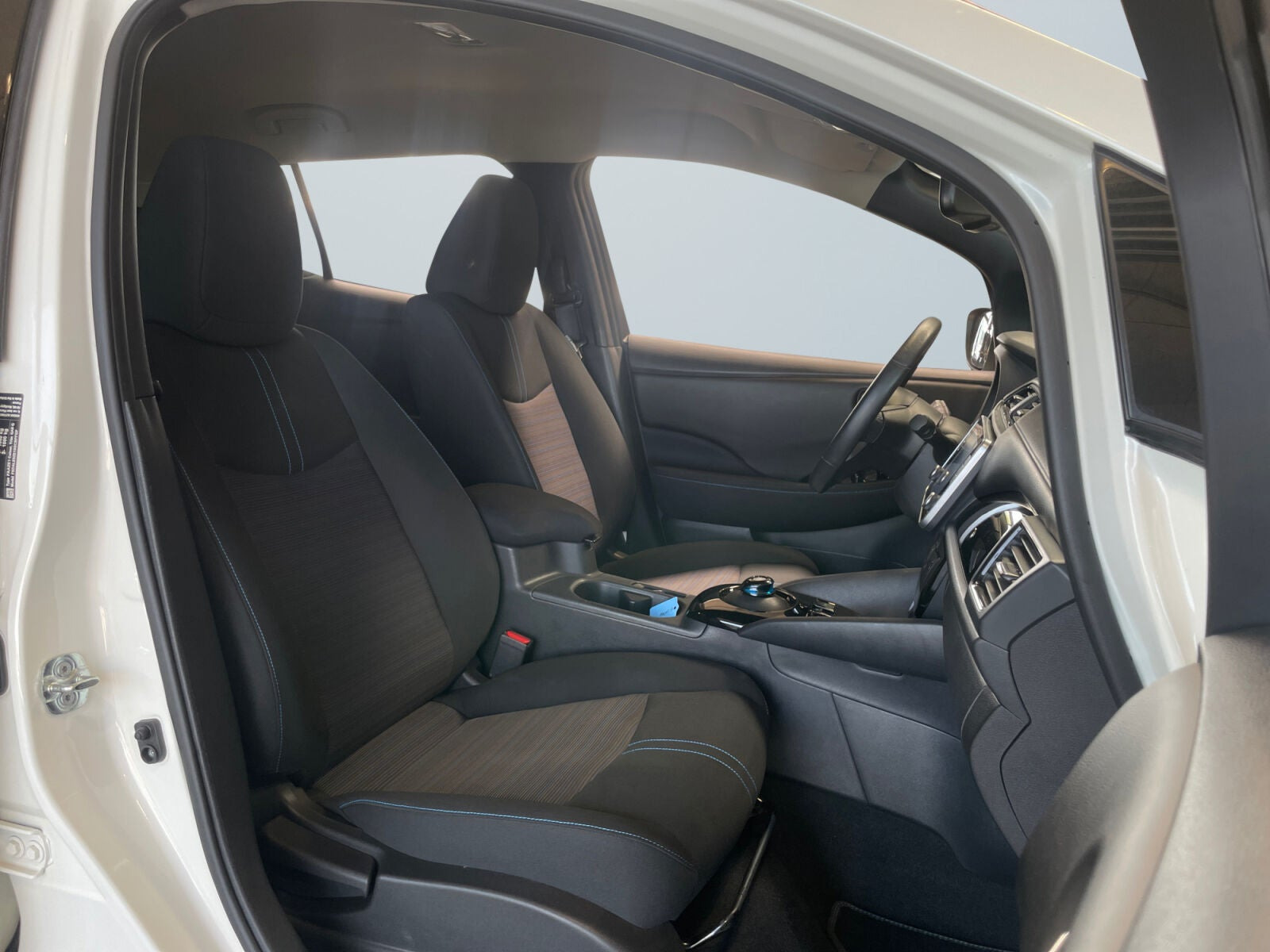 Hvid Nissan Leaf fra 2021