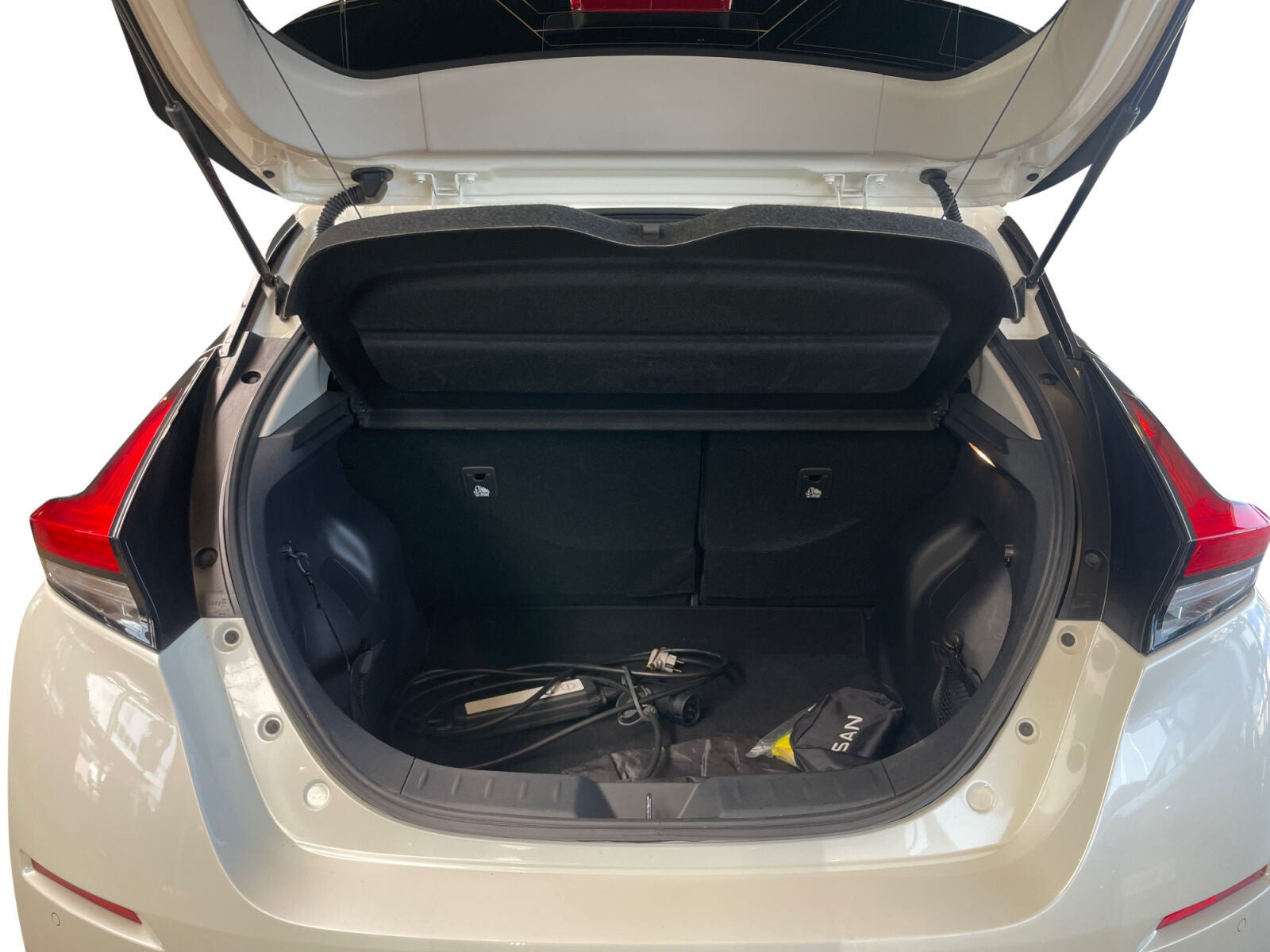 Hvid Nissan Leaf fra 2021