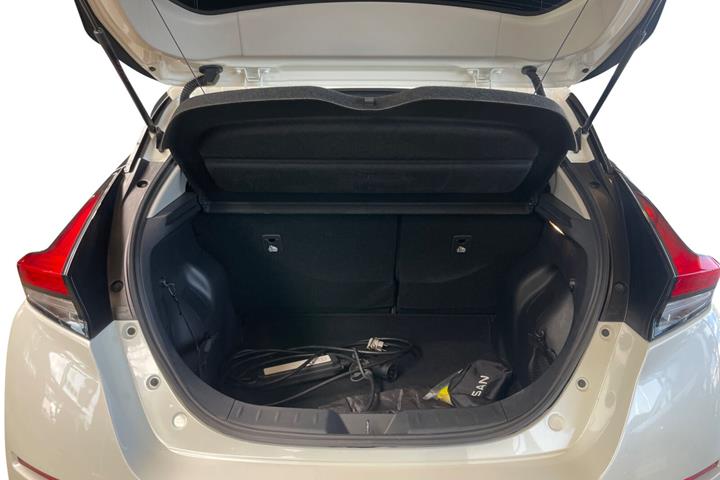 Hvid Nissan Leaf fra 2021
