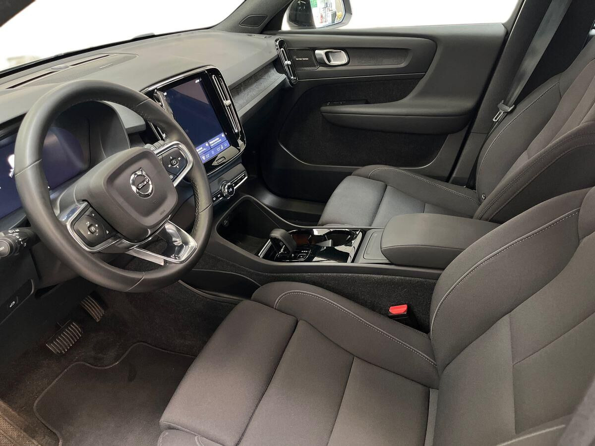 Sølv Volvo XC40 fra 2023