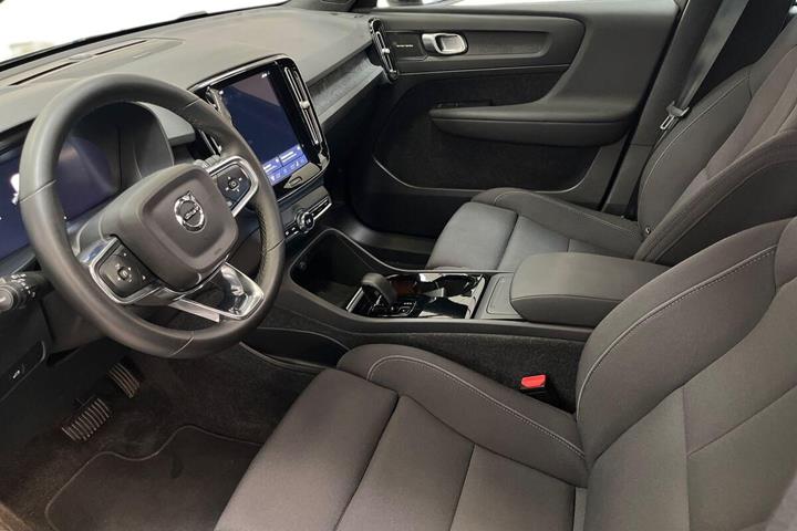 Sølv Volvo XC40 fra 2023