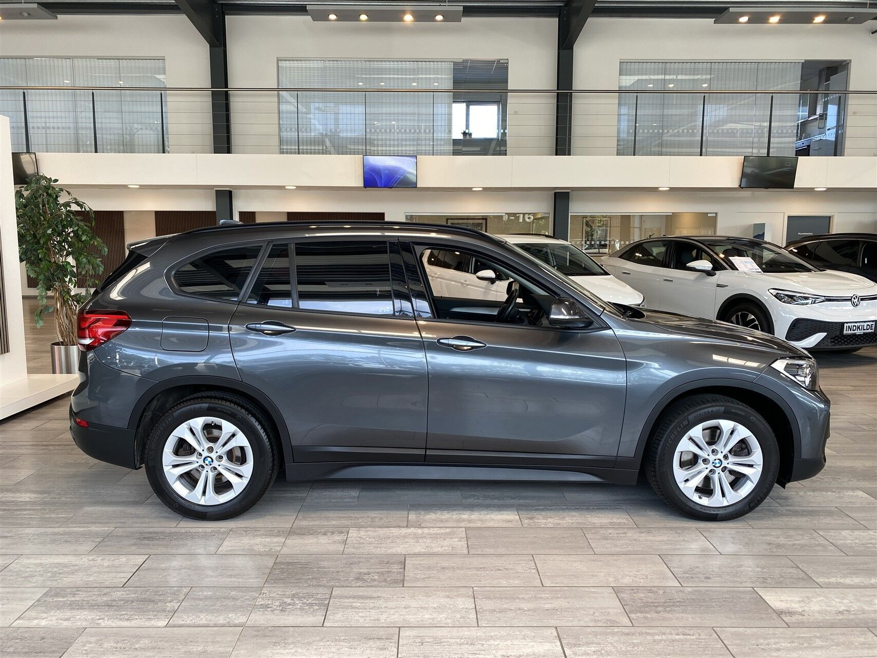 Grå BMW X1 fra 2020