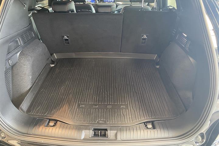 Sort Ford Kuga fra 2024