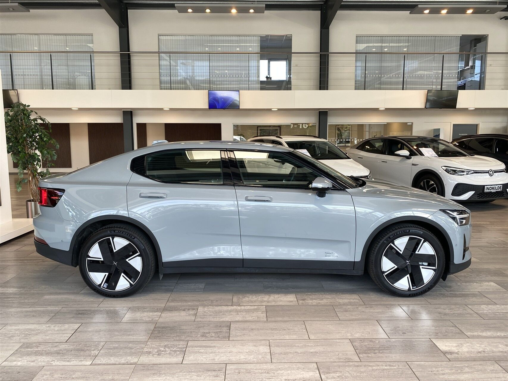 Grå Polestar 2 fra 2025