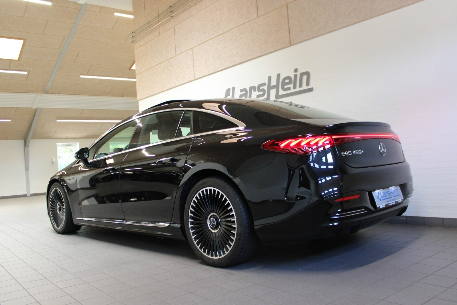 Sort Mercedes EQS450+ fra 2022