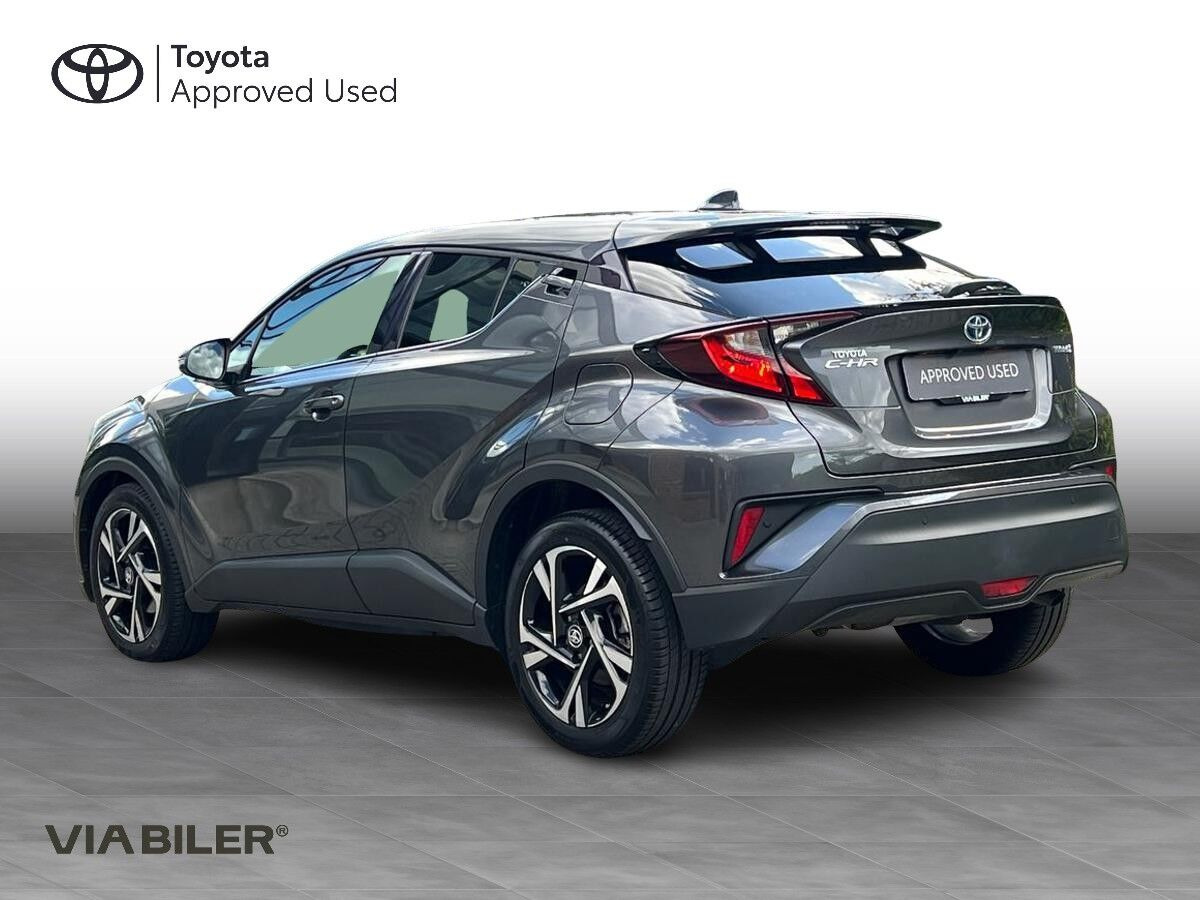 Grå Toyota C-HR fra 2022