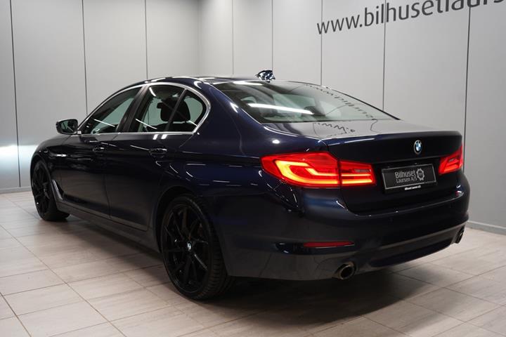 Blå BMW 530i fra 2018