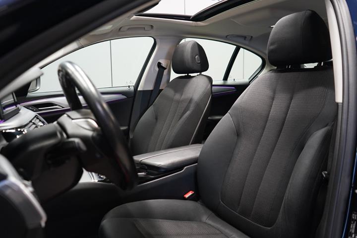 Blå BMW 530i fra 2018