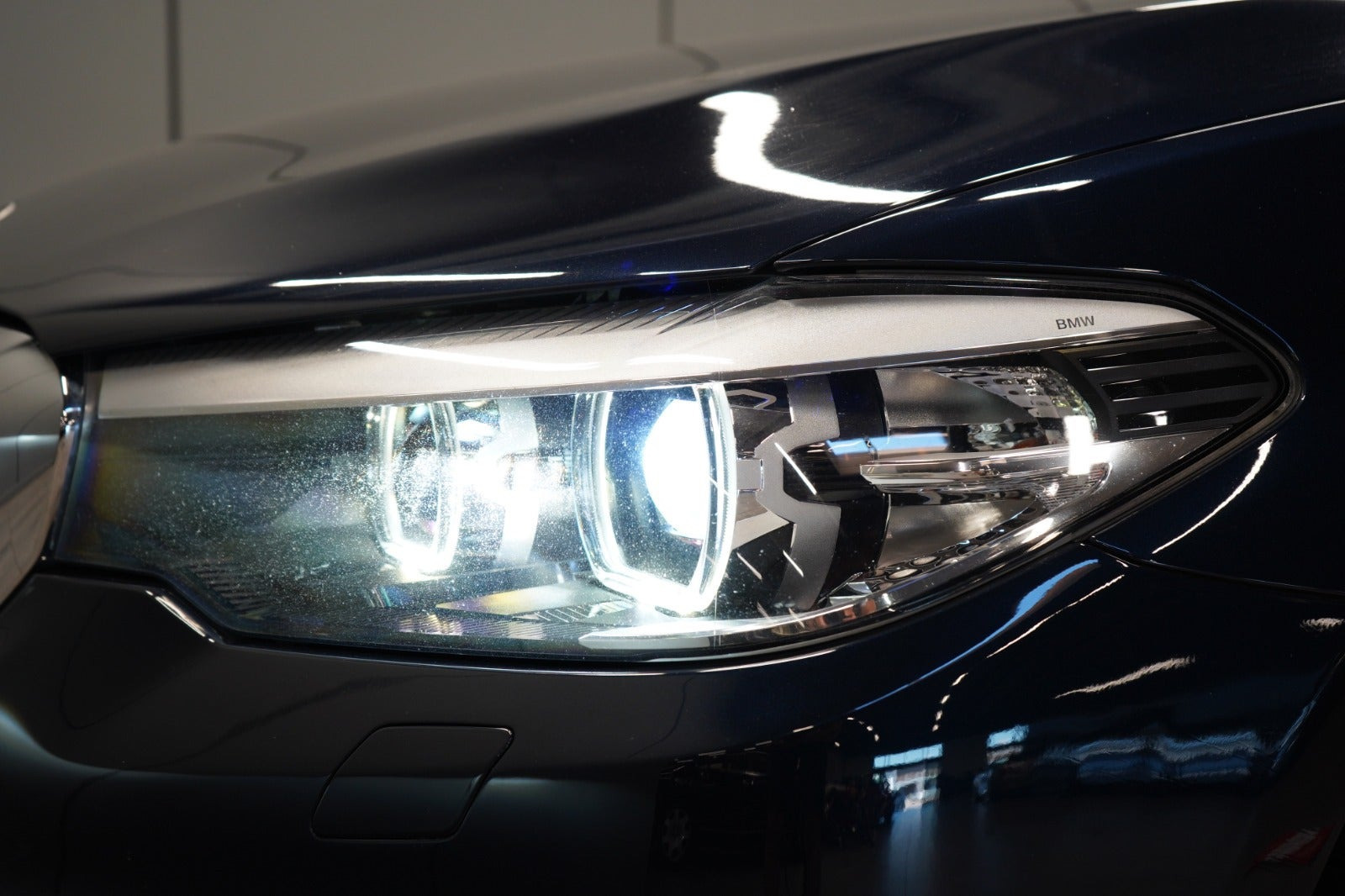 Blå BMW 530i fra 2018