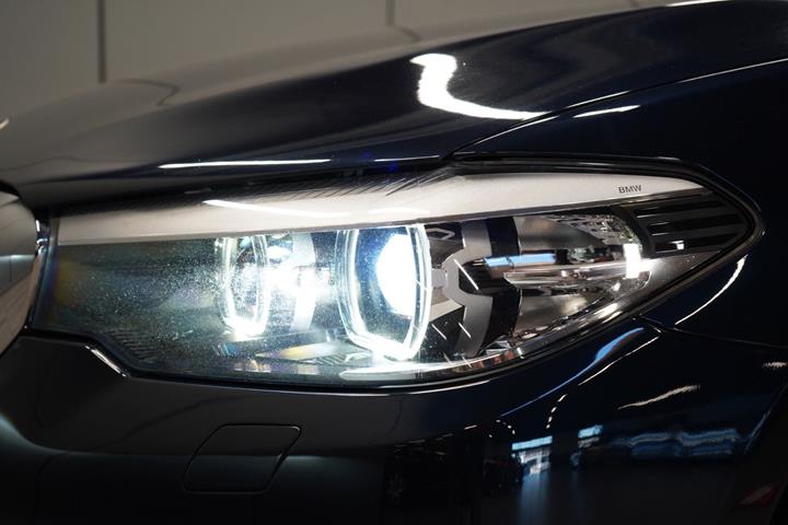 Blå BMW 530i fra 2018