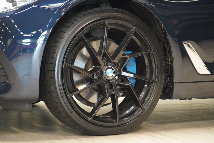 Blå BMW 530i fra 2018