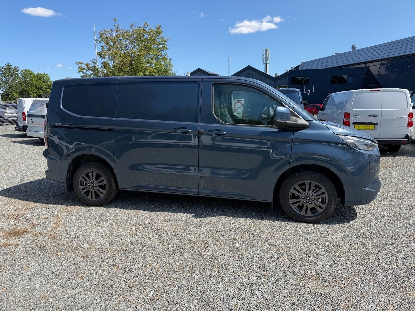 Blå Ford E-Transit Custom 320 L1 fra 2026