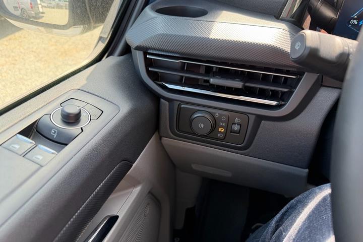 Blå Ford E-Transit Custom 320 L1 fra 2026