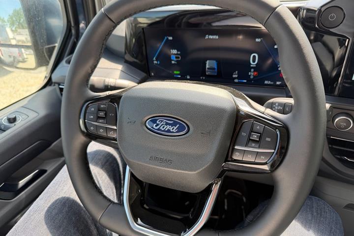 Blå Ford E-Transit Custom 320 L1 fra 2026