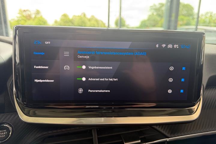Grå Peugeot e-2008 fra 2025