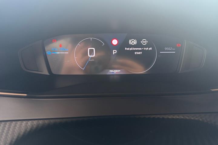 Grå Peugeot e-2008 fra 2025