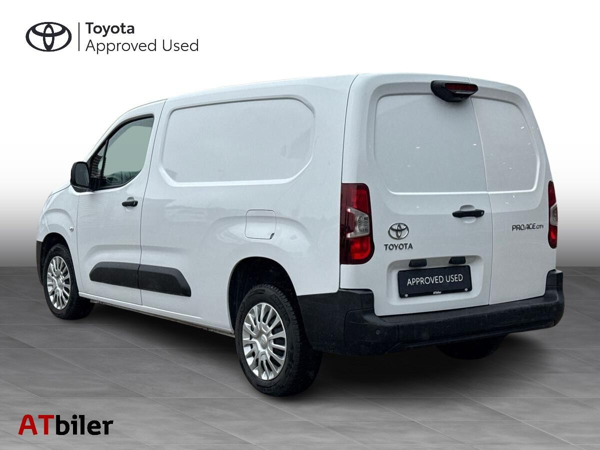 Hvid Toyota ProAce City fra 2024