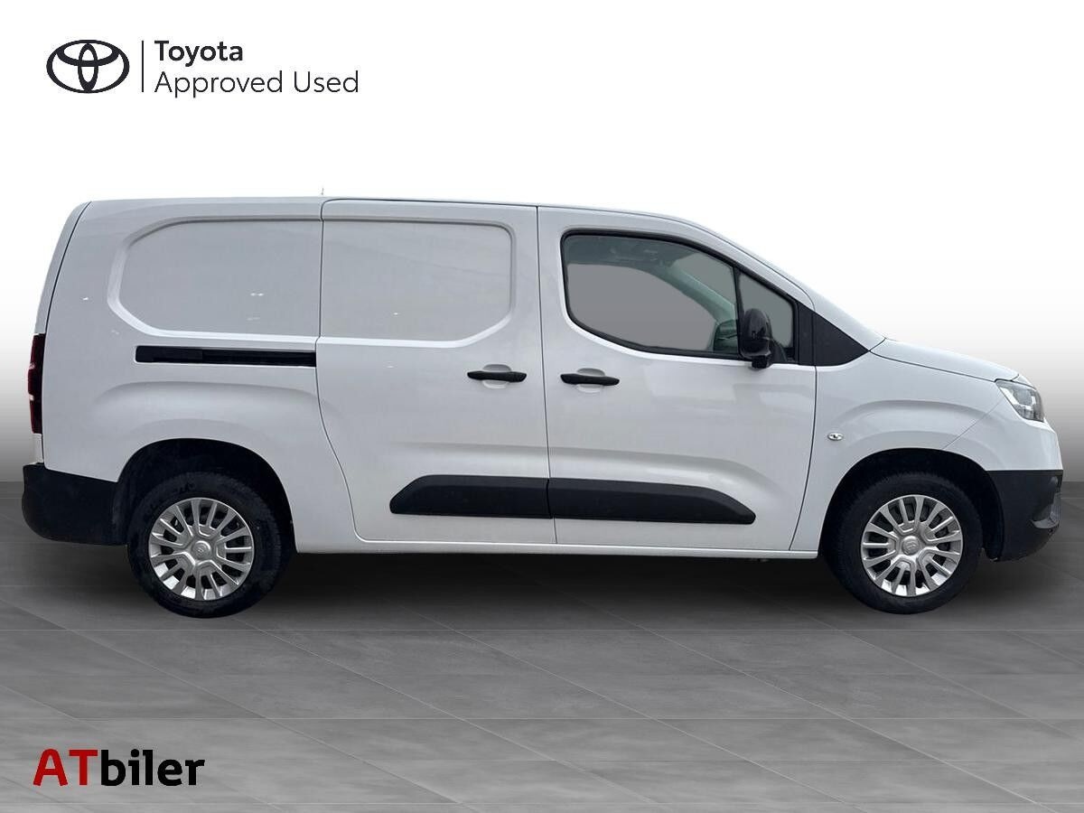 Hvid Toyota ProAce City fra 2024