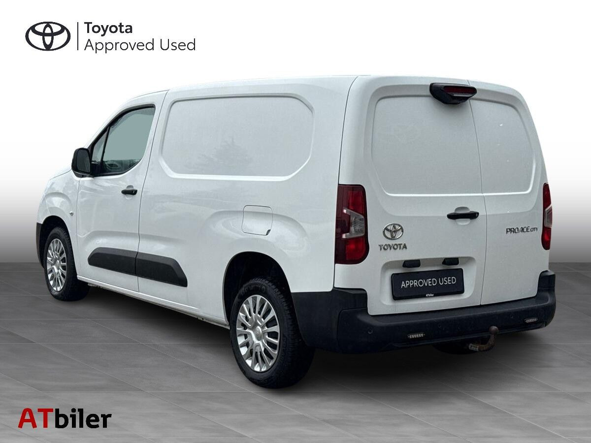 Hvid Toyota ProAce City fra 2022