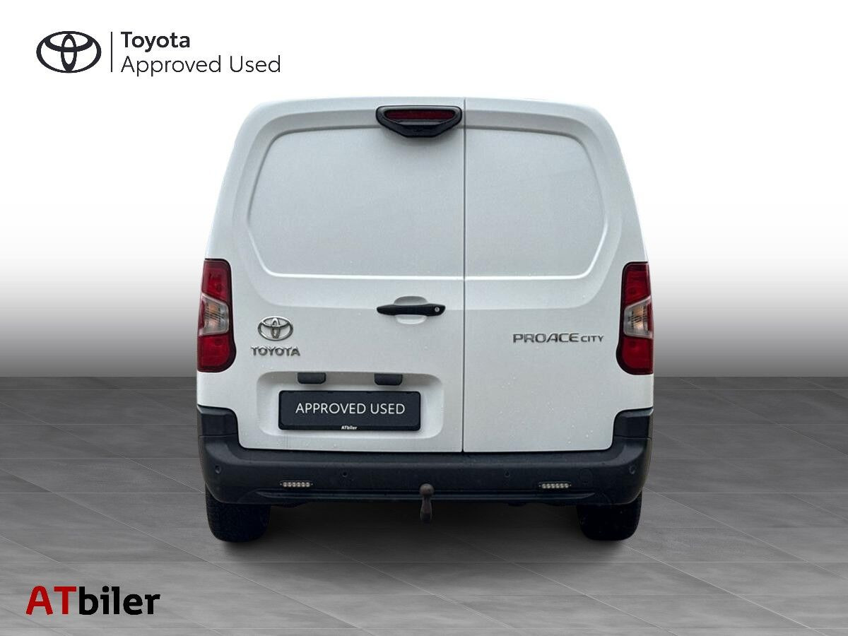Hvid Toyota ProAce City fra 2022