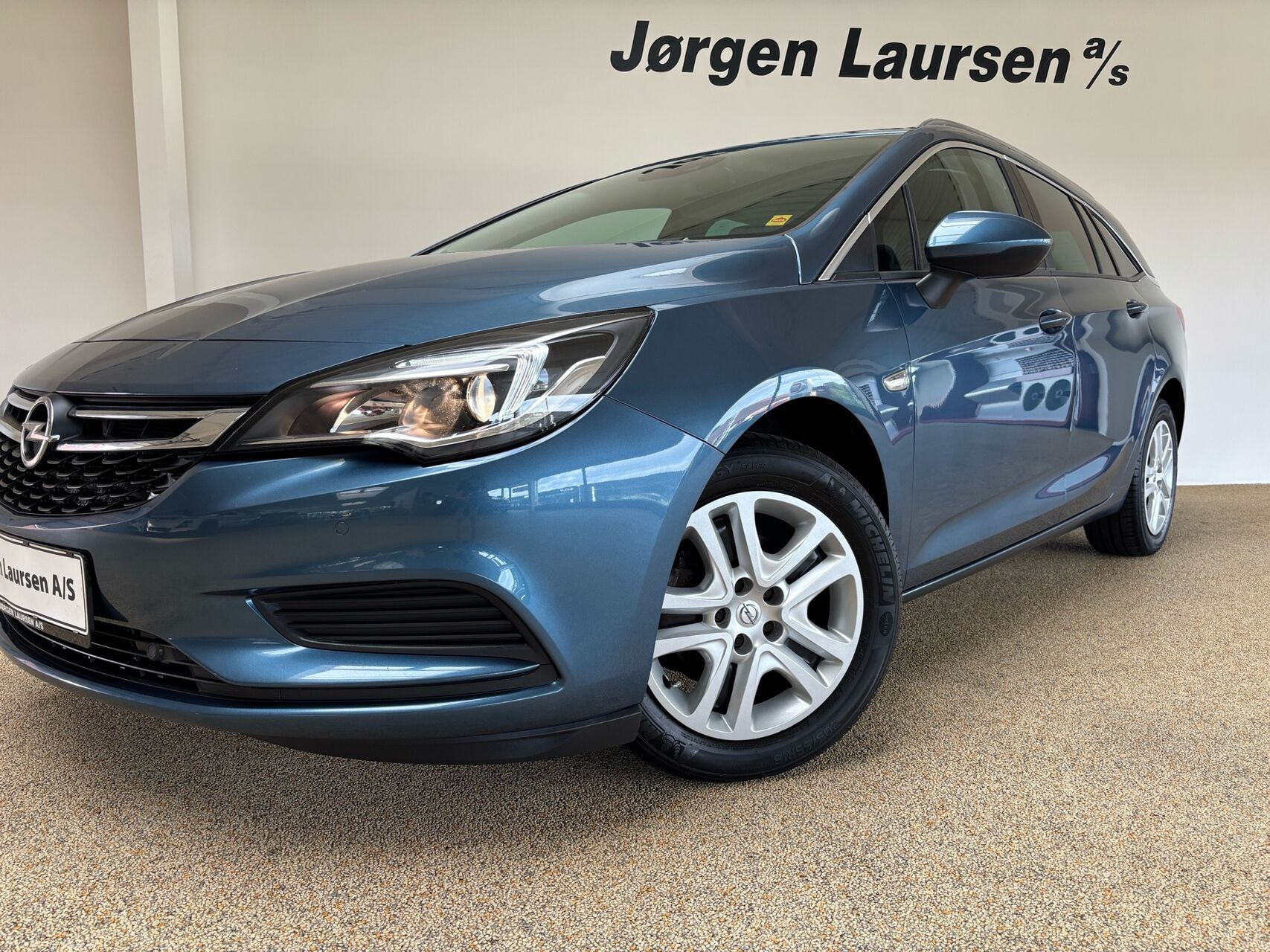 Blå Opel Astra fra 2017