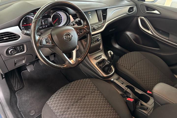 Blå Opel Astra fra 2017