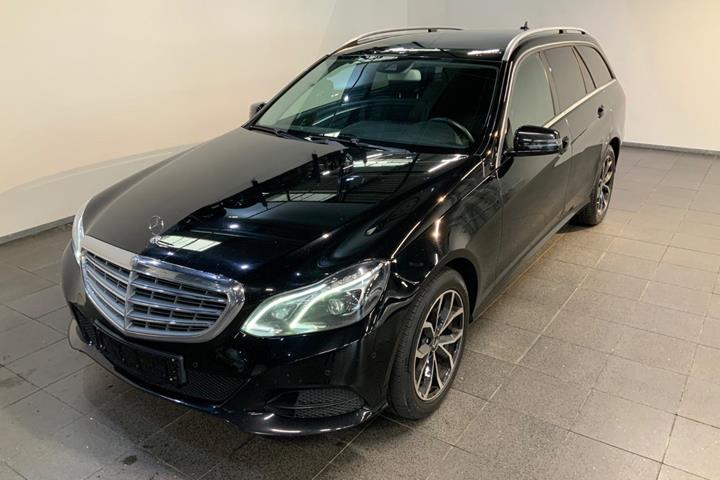 Sort Mercedes E220 fra 2013 set udefra
