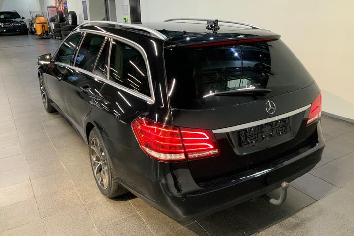 Sort Mercedes E220 fra 2013