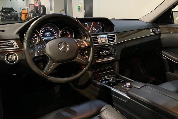 Sort Mercedes E220 fra 2013