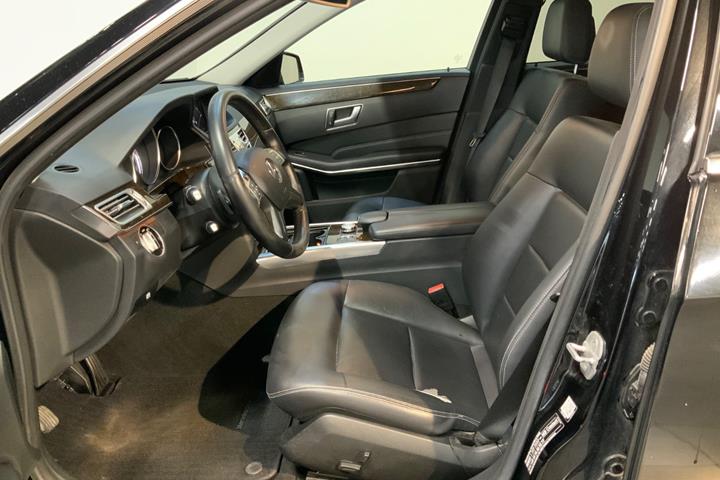Sort Mercedes E220 fra 2013