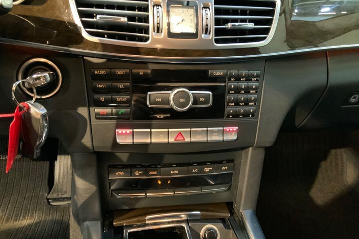 Sort Mercedes E220 fra 2013