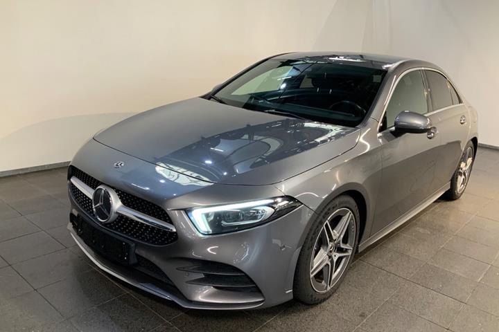 Grå Mercedes A220 d fra 2020 set udefra