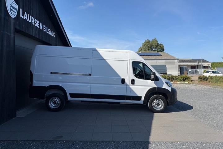 Hvid Opel Movano-e 35H fra 2025